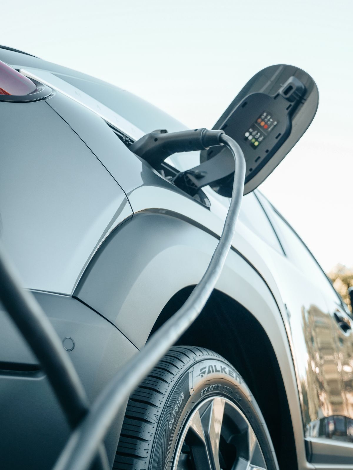 Un vehículo eléctrico conectado a una estación de carga pública