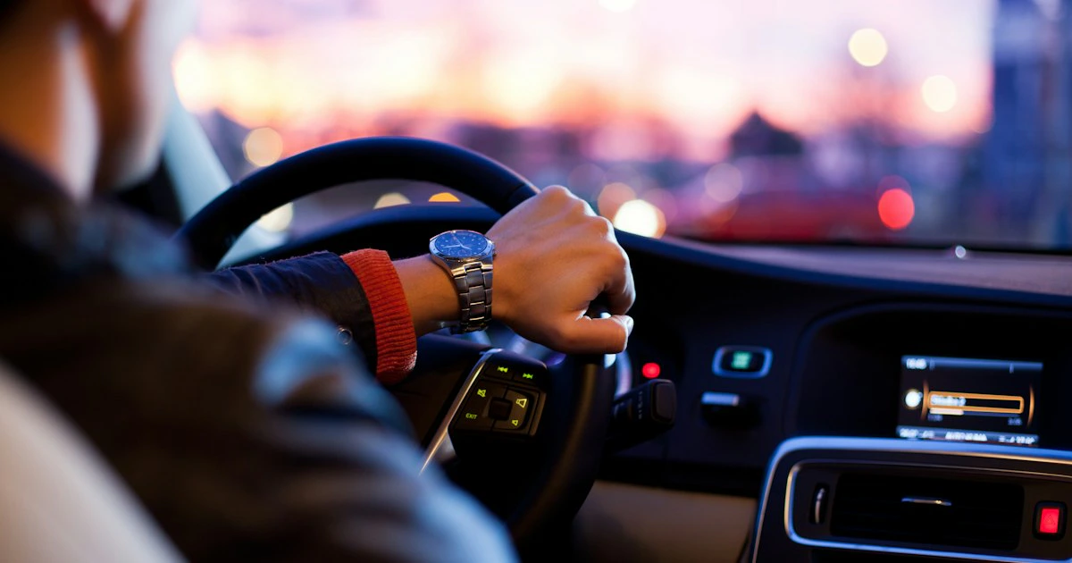 Persona al volante durante una prueba de manejo de un carro usado