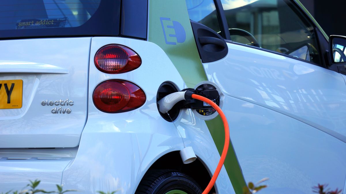 Carro eléctrico cargando en una estación pública urbana